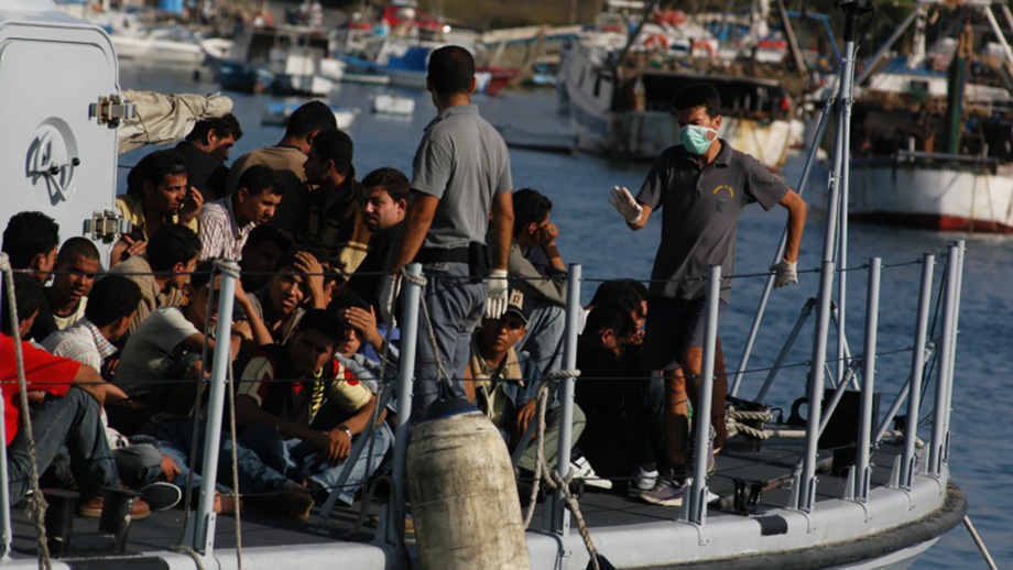 На итальянском острове Лампедуза число нелегальных мигрантов превысило местное население.