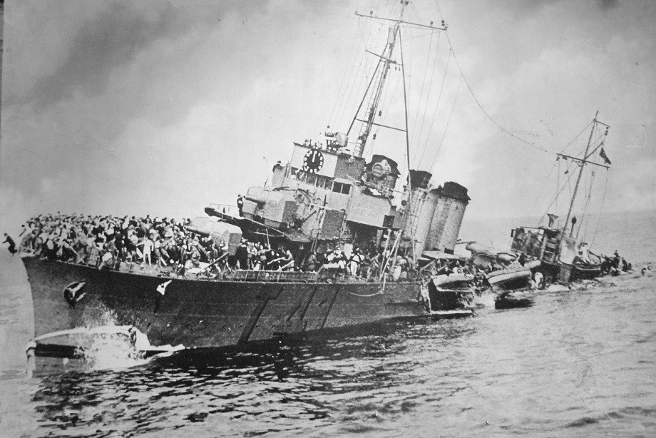Операция «Динамо». Французский эсминец BOURRASQUE тонет у Дюнкерка. 30 мая 1940 года.