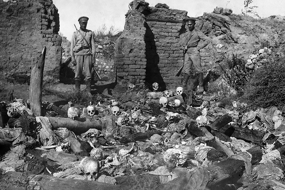 Русские солдаты, обнаружившие останки заживо сожжённых армян в деревне Шейхалан, 1915 год.