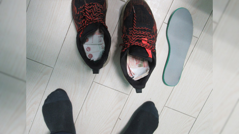 Гражданин КНР пытался вывезти в своих кроссовках через границу почти полмиллиона рублей.