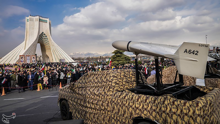 Беспилотник Shahed-136 на пусковой установке во время 44-й церемонии в честь годовщины Исламской революции в Тегеране.