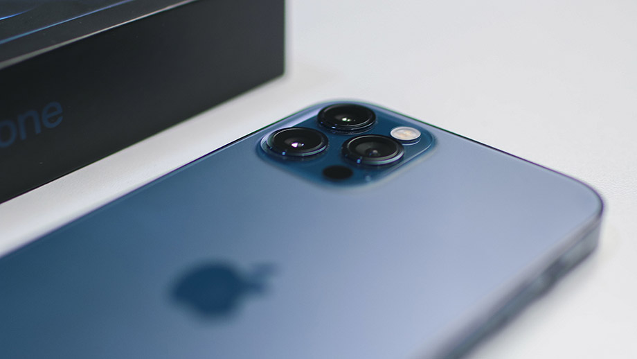 Корпус iPhone Pro изготовлен из титана, который плохо проводит тепло, что ухудшает способность телефона рассеивать нагрев.