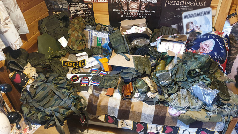 В ходе обысков таможенники обнаружили продукцию военного назначения.
