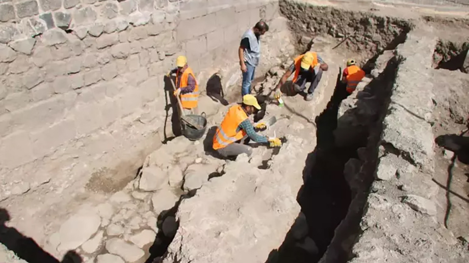Строительство обнаруженного при раскопках водного канала «Аб-ы Хамрават» началось в 1535 году и закончилось к 1543 году.