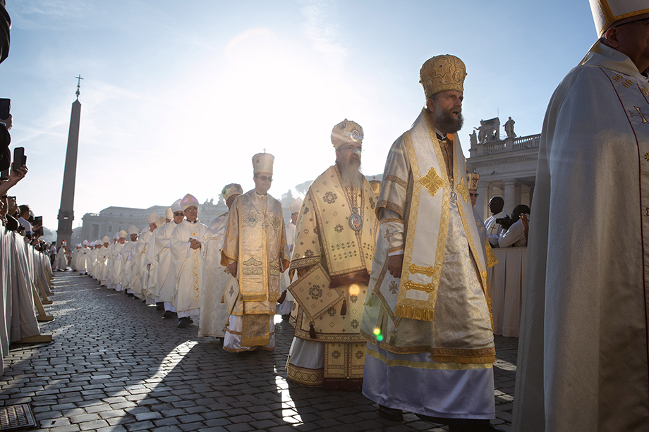 Площадь Святого Петра в Ватикане. Епископы и кардиналы прибывают на мессу под председательством папы Франциска, посвящённую началу XVI Генеральной ассамблеи синода епископов.