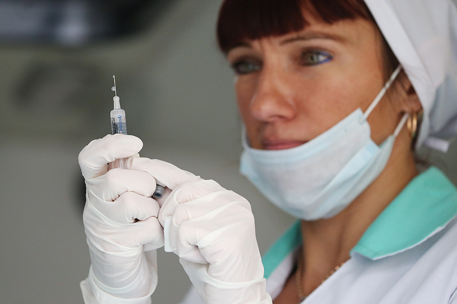 После пандемии коронавируса количество россиян, желающих сделать себе и детям прививку, значительно снизилось.