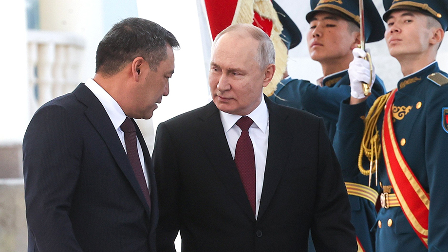 Президент России Владимир Путин провёл переговоры с киргизским коллегой Садыром Жапаровым.
