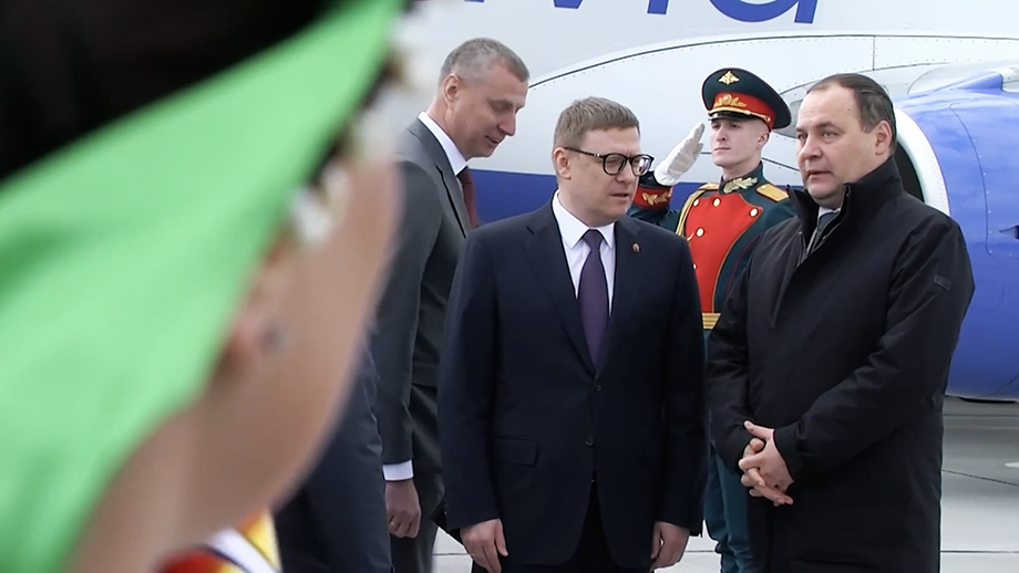Премьер-министр Белоруссии Роман Головченко (в кадре справа) встретился с губернатором Челябинской области Алексеем Текслером.