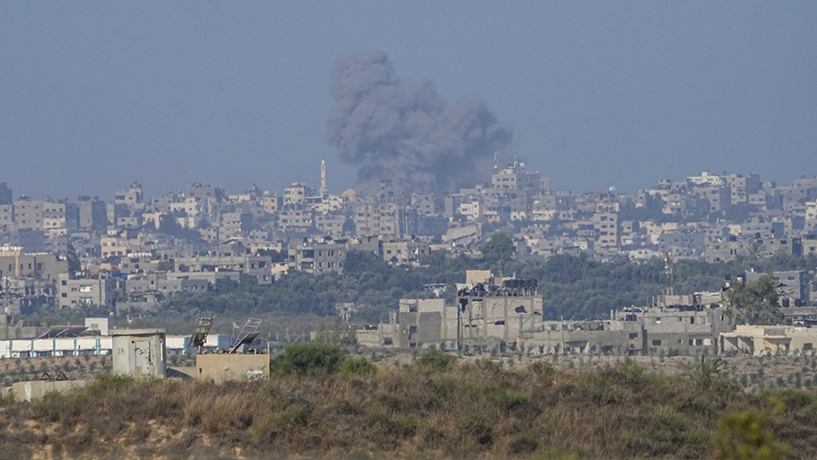 ЦАХАЛ продолжает бомбардировки сектора Газа.