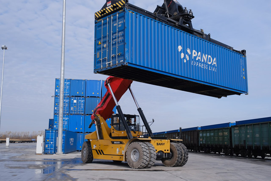 ТЛЦ «Сибирский» позволит нарастить объёмы перевозок грузов в контейнерах по Транссибирской магистрали и ускорит доставку импорта с Дальнего Востока.