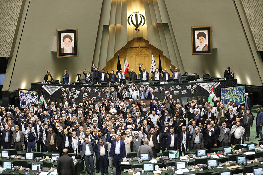 Иранские законодатели скандируют лозунги во время открытого заседания парламента, чтобы продемонстрировать свою солидарность с жителями Газы после удара по больнице Аль-Ахли.