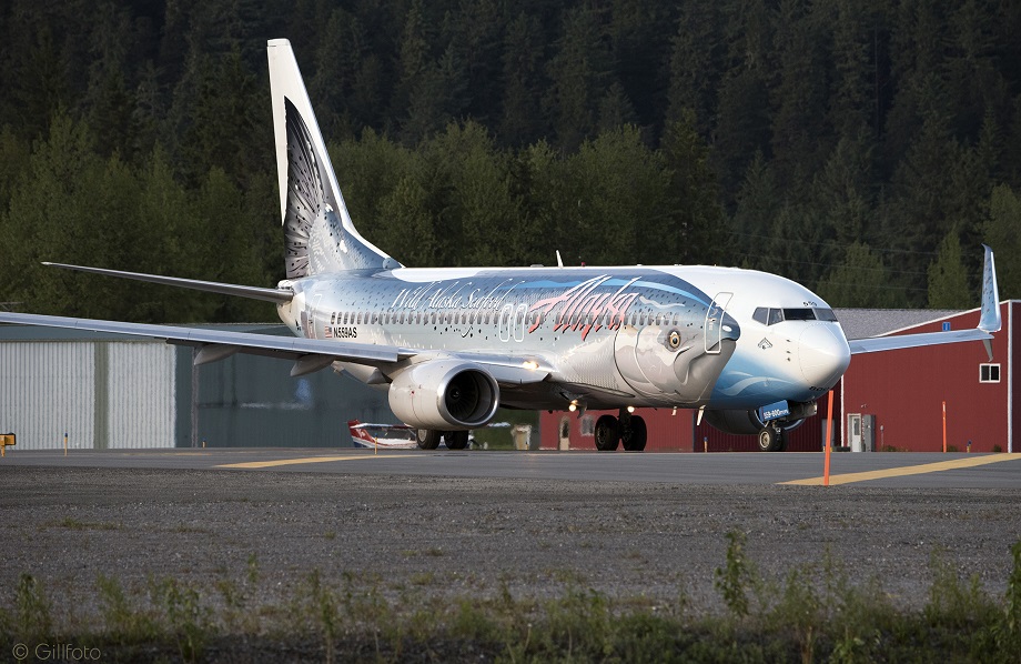 Пилот-пассажир пытался выключить двигатели во время полёта рейса Alaska Airlines.