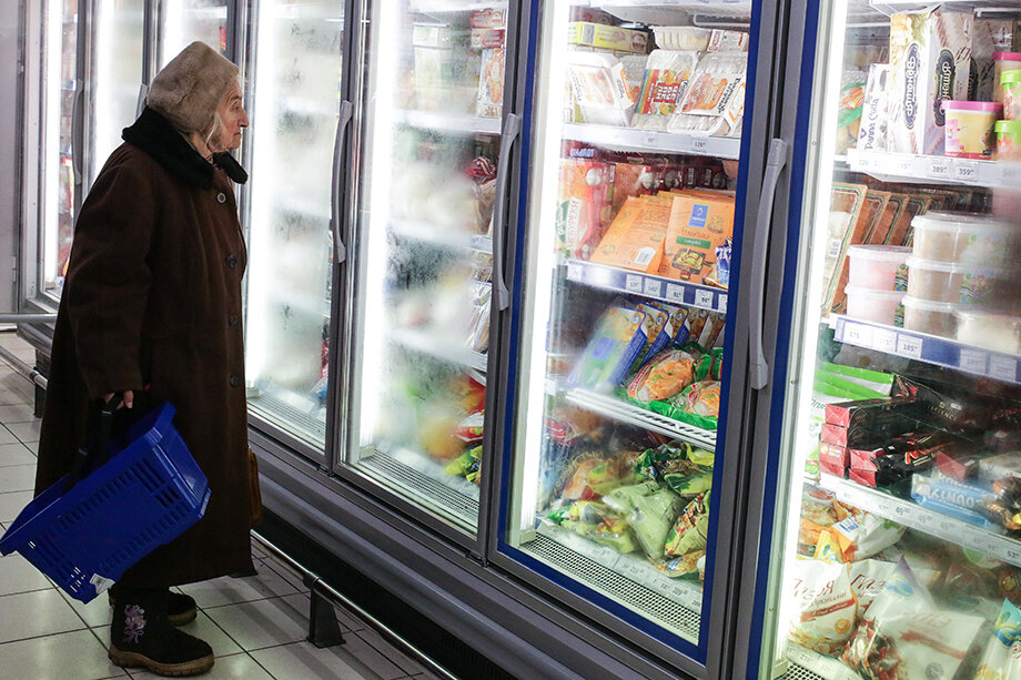 Большинство опрошенных россиян поддержали инициативу о законодательном закреплении за производителями и магазинами обязанности передавать еду нуждающимся людям.