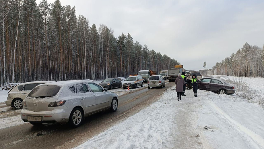 Снегопады в Свердловской области привели к череде дорожных аварий.