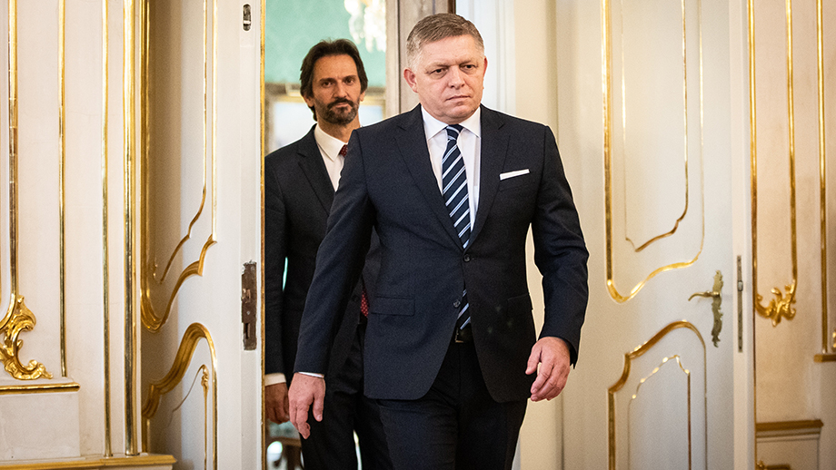Назначенный на пост премьер-министра Словакии Роберт Фицо перед церемонией приведения к присяге в президентском дворце.