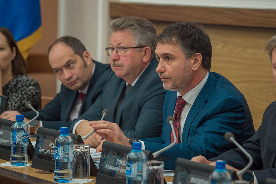 Дмитрий Асанцев (первый справа) на знаковой сессии горсовета.