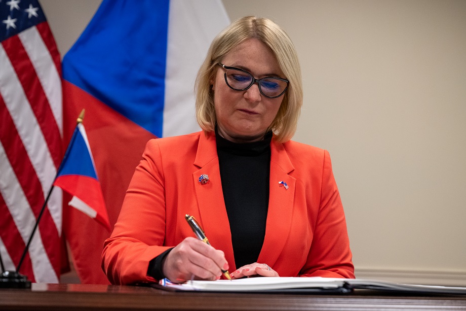 Министр обороны Чехии Яна Чернохова