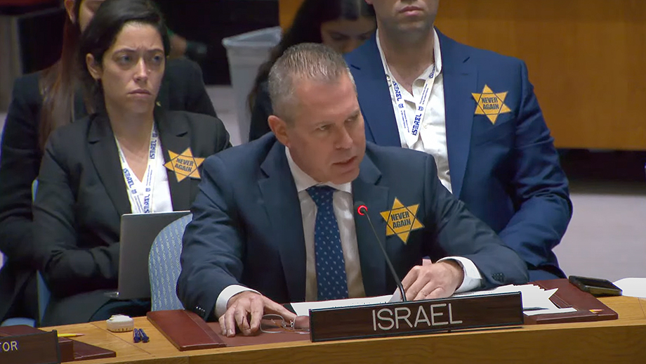 Дипломаты Израиля в ООН надели жёлтые звёзды, требуя осуждения ХАМАС.