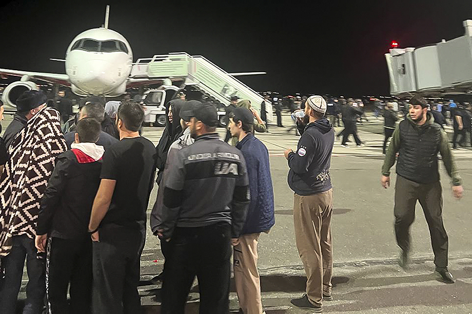 Жители Махачкалы во время антисемитской акции протеста на территории международного аэропорта, где приземлился регулярный рейс из Тель-Авива.