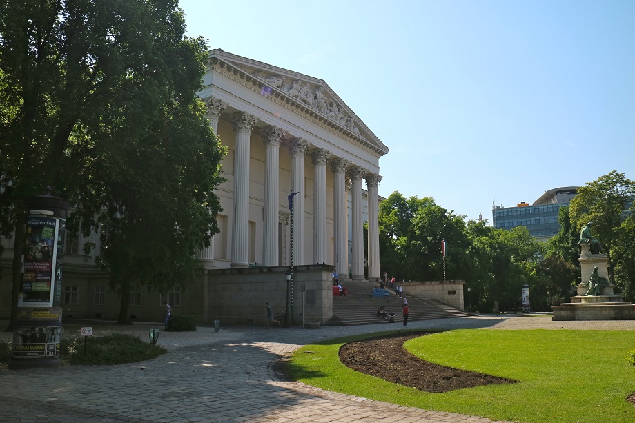 Здание Венгерского национального музея в Будапеште.