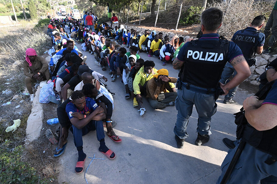 Итальянские полицейские должны будут контролировать процесс депортации мигрантов в Албанию.