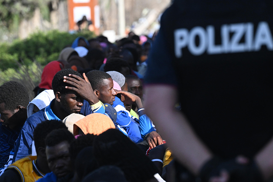 Правоцентристская коалиция начинает реализацию политики по сдерживанию наплыва нелегальных мигрантов в страну.