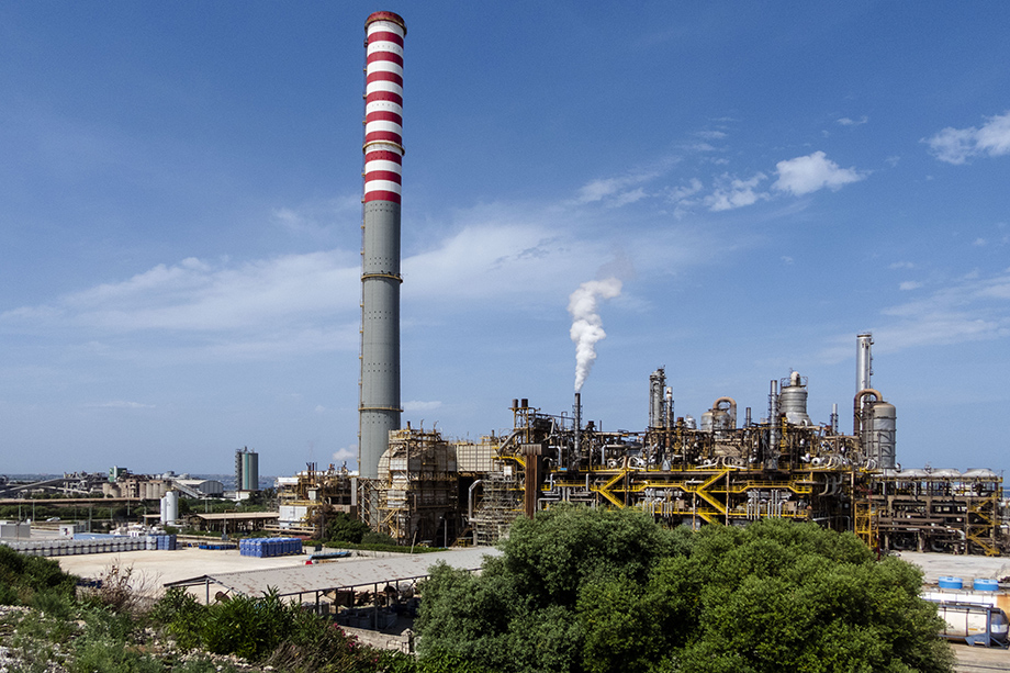 Нефтеперерабатывающий завод ISAB, ранее принадлежавший российской компании ЛУКОЙЛ, на юго-востоке острова Сицилия в Италии.