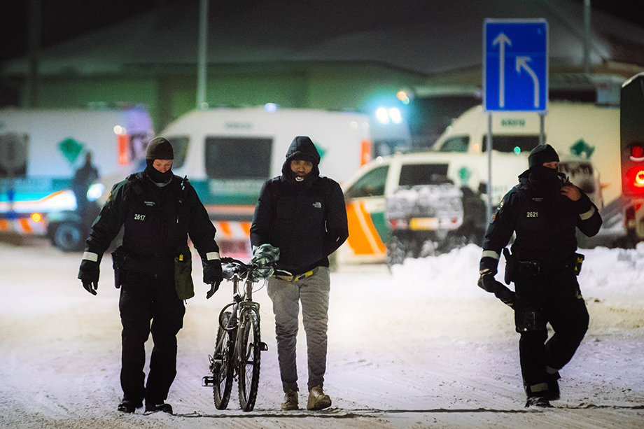 В ночь на 14 ноября около десятка мигрантов без документов и с велосипедами пытались попасть в Финляндию.