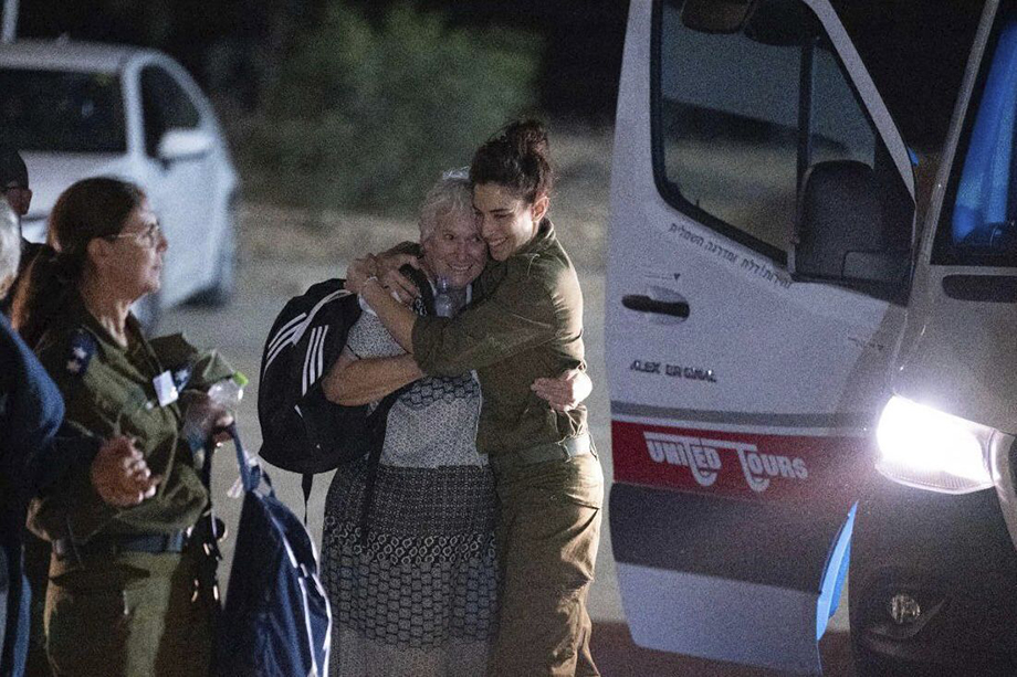 Освобождённая израильская заложница Маргалит Мозес во время прибытия в Израиль.
