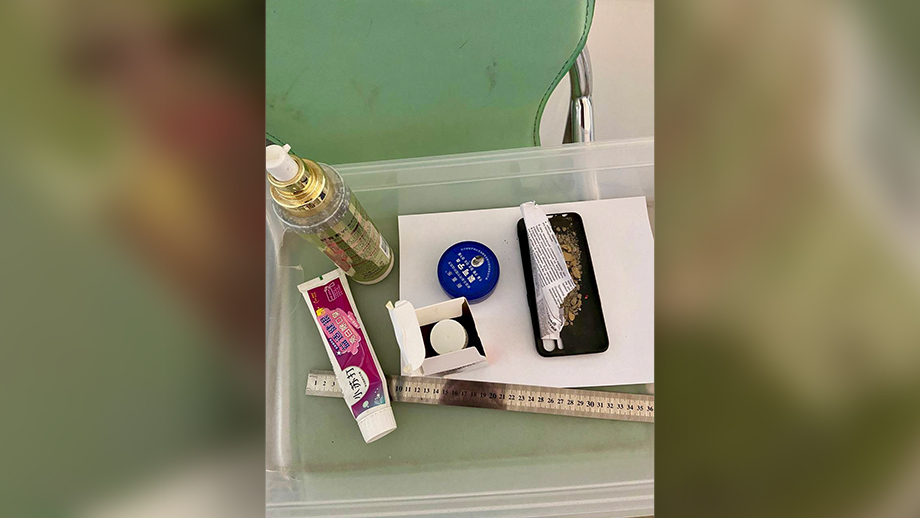 Таможенники обнаружили золотой песок в смартфоне, шампуне, креме и зубной пасте гражданина КНР.