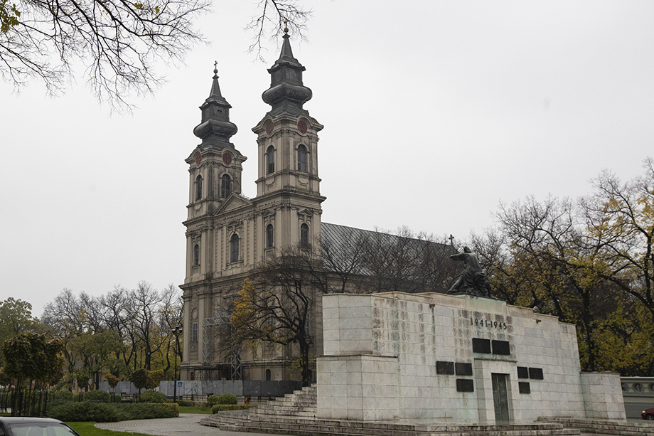 Один из центральных монументов Суботицы – памятник жертвам фашизма, расположенный рядом с католическим собором святой Терезы Авильской.