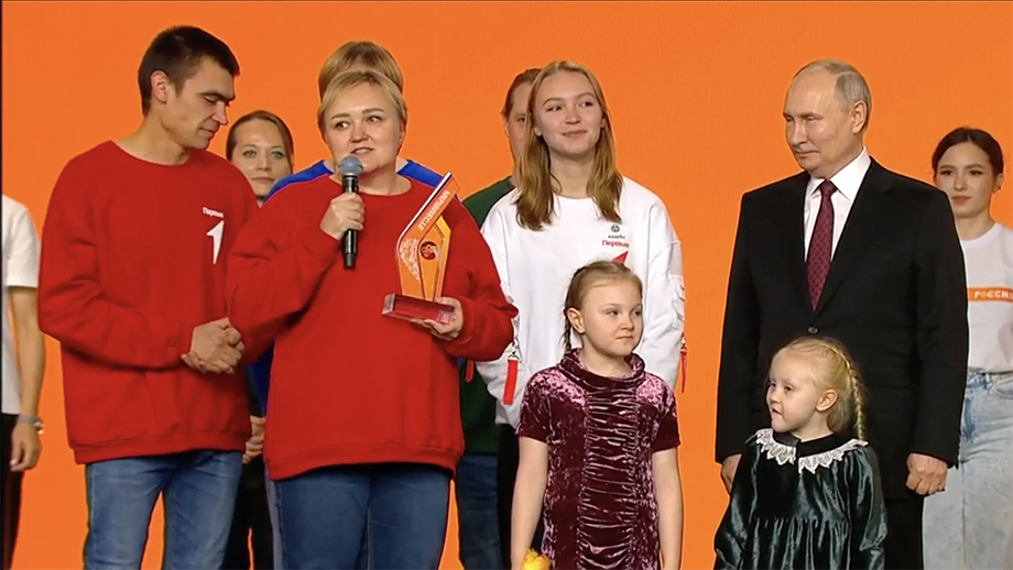 Владимир Путин наградил волонтёра года Наталью Аминеву.
