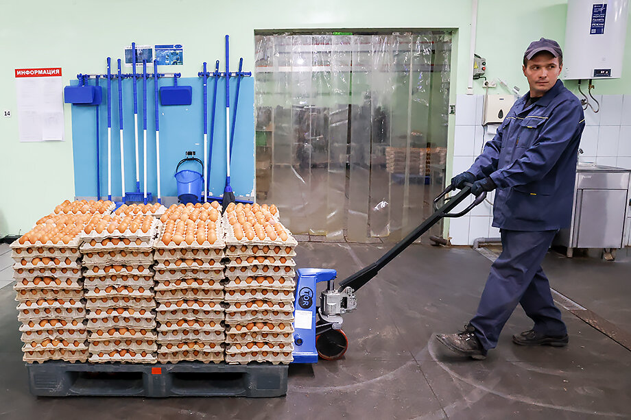 Производители утверждают, что на повышение себестоимости яиц повлиял рост цен на упаковку, логистику, техническое обслуживание оборудования, а также подорожание витаминов и кормов.