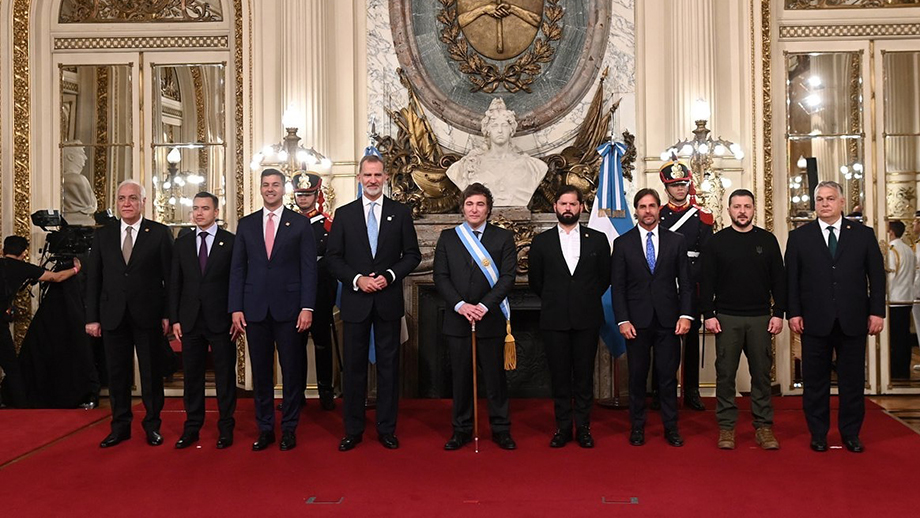 Хавьер Милей (на фото – в центре) накануне вступил в должность президента Аргентины.
