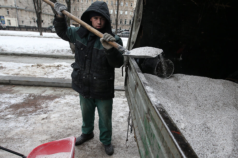 В комитете Госдумы по строительству и ЖКХ предложили выдавать лопаты безработным россиянам.