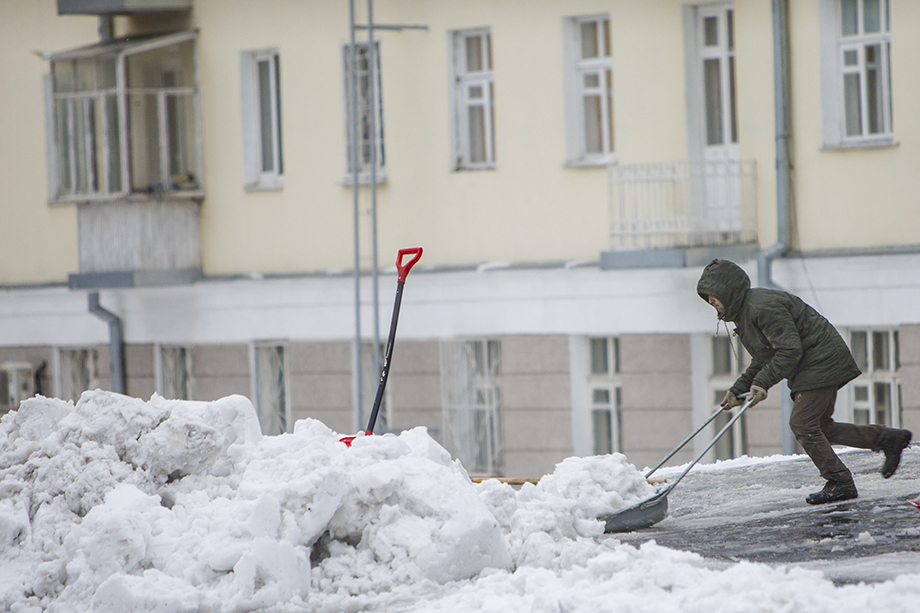 Для уборки снега на крышах привлекают сотни офисных сотрудников.