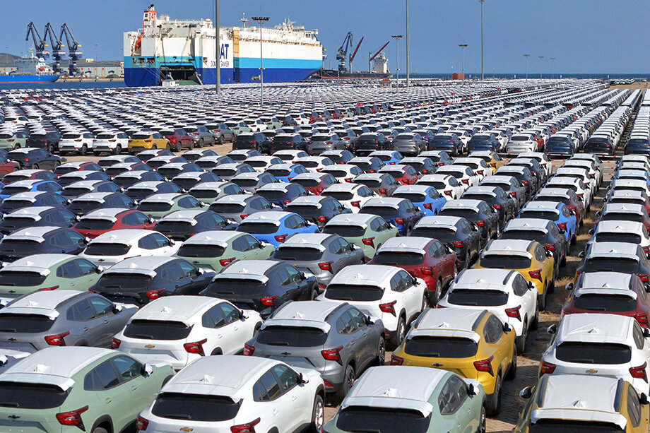 Китайские автомобили в порту Яньтай, ожидающие погрузки на судно для экспорта.
