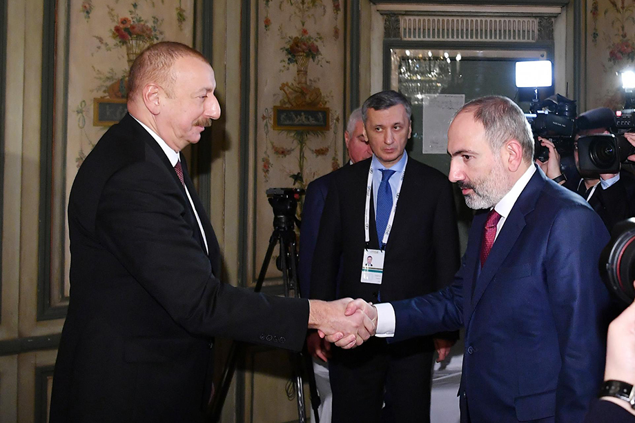 Премьер-министр Армении Никол Пашинян и президент Азербайджана Ильхам Алиев до сих пор не дошли до фактического подписания мирного договора.