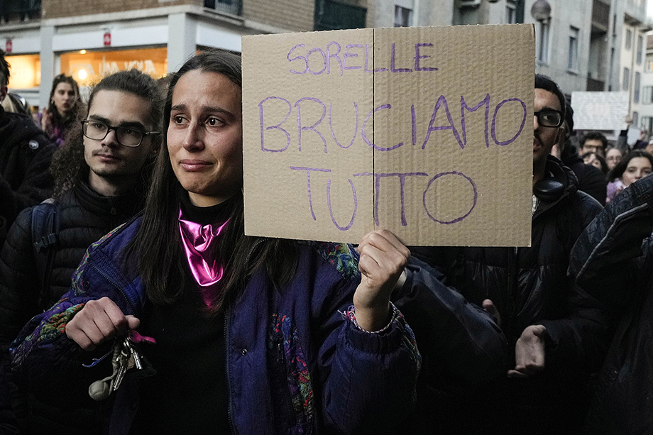 Студенты во время акции «Минута шума для Джулии». В этом году гендерное насилие унесло жизни более 50 женщин в Италии.