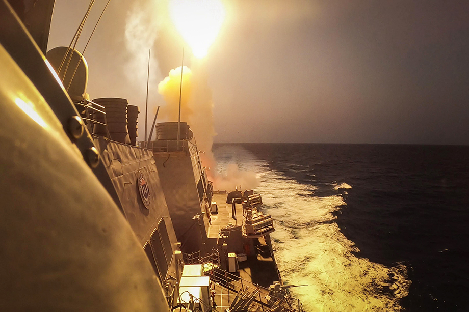 19 октября 2023 года. Эсминец США «Карни», направленный для обеспечения безопасности и стабильности в регионе, уничтожает ракеты и БПЛА хуситов в Красном море.