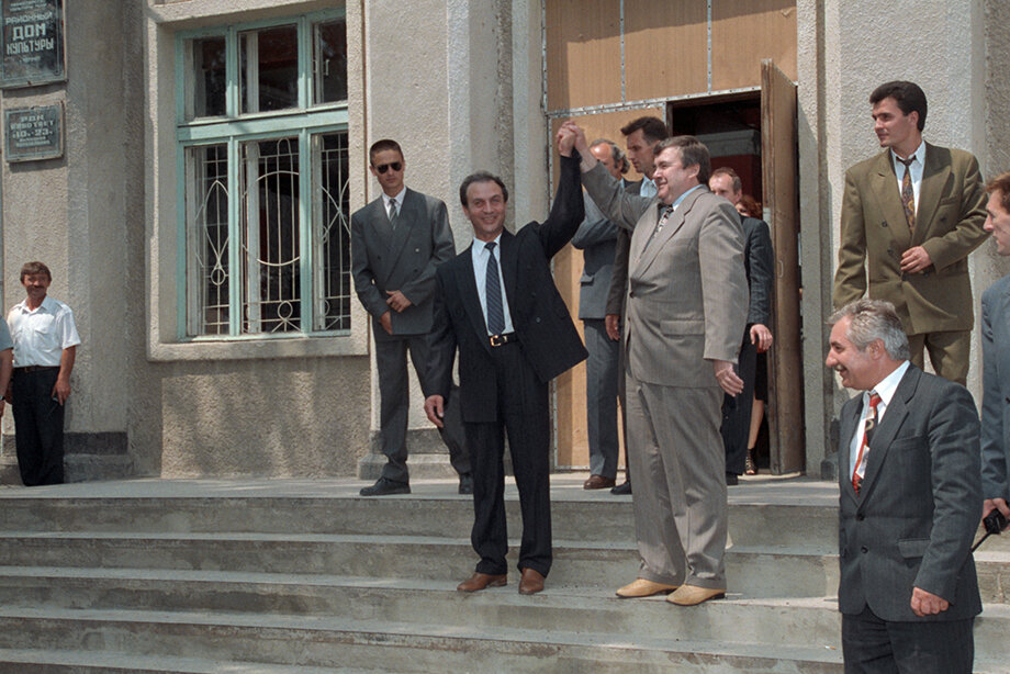 1995 год. Президент Республики Молдова Мирча Снегур (в центре справа) и глава Гагаузской автономии первый башкан (глава администрации) Георгий Табунщик (в центре слева).