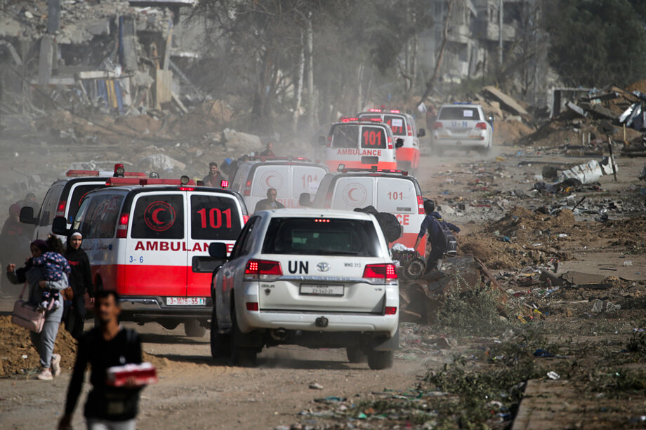 По данным Ближневосточного агентства ООН, израильские солдаты обстреляли гуманитарный конвой.