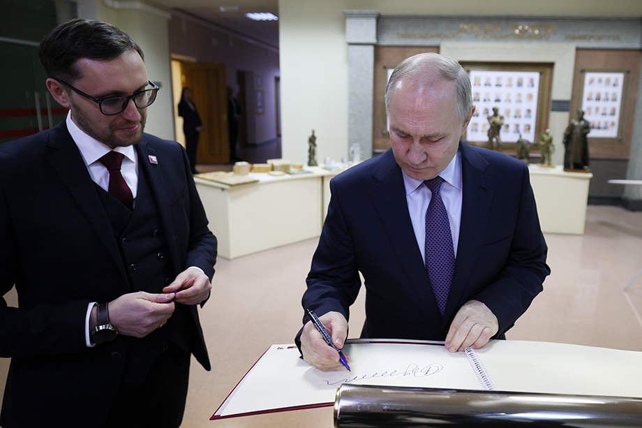 В Тихоокеанском государственном университете президента России попросили расписаться в книге почётных гостей.