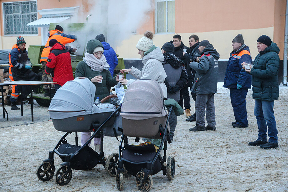 Местные жители и рабочие возле полевой кухни в Подольске.