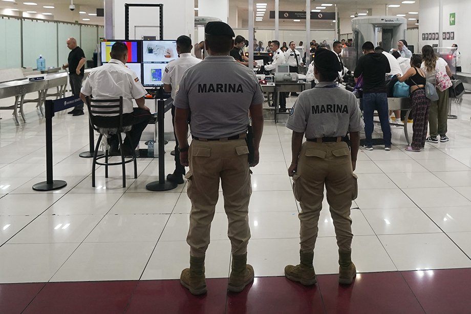 Главный аэропорт столицы Мексики контролируют военные.