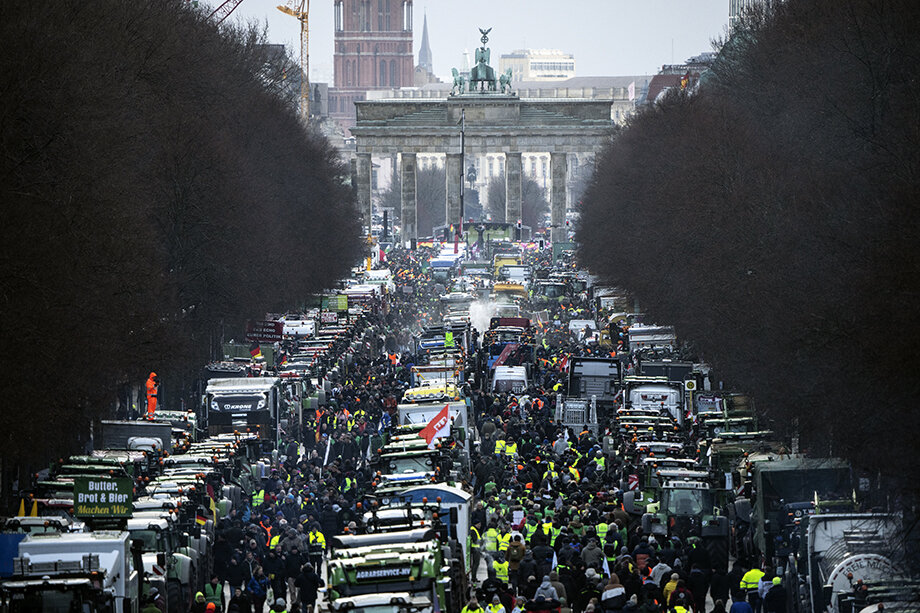 15 января тысячи тракторов и грузовиков заблокировали подъезд к району Бранденбургских ворот, где располагается правительство.