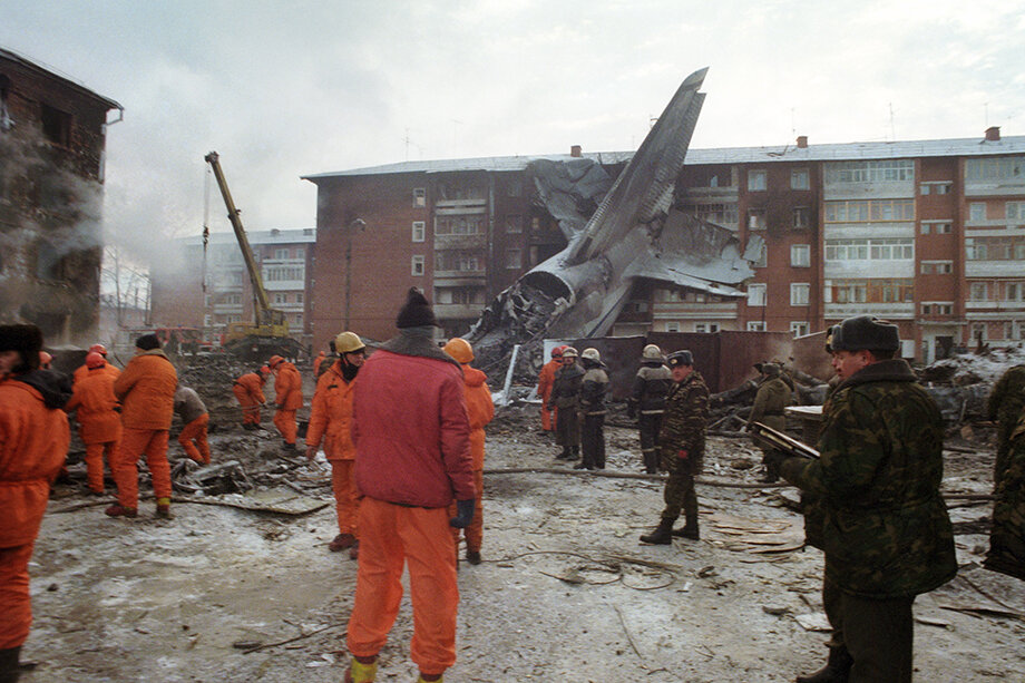 Транспортный авиалайнер Ан-124 упал на жилые дома в микрорайоне Авиастроителей.