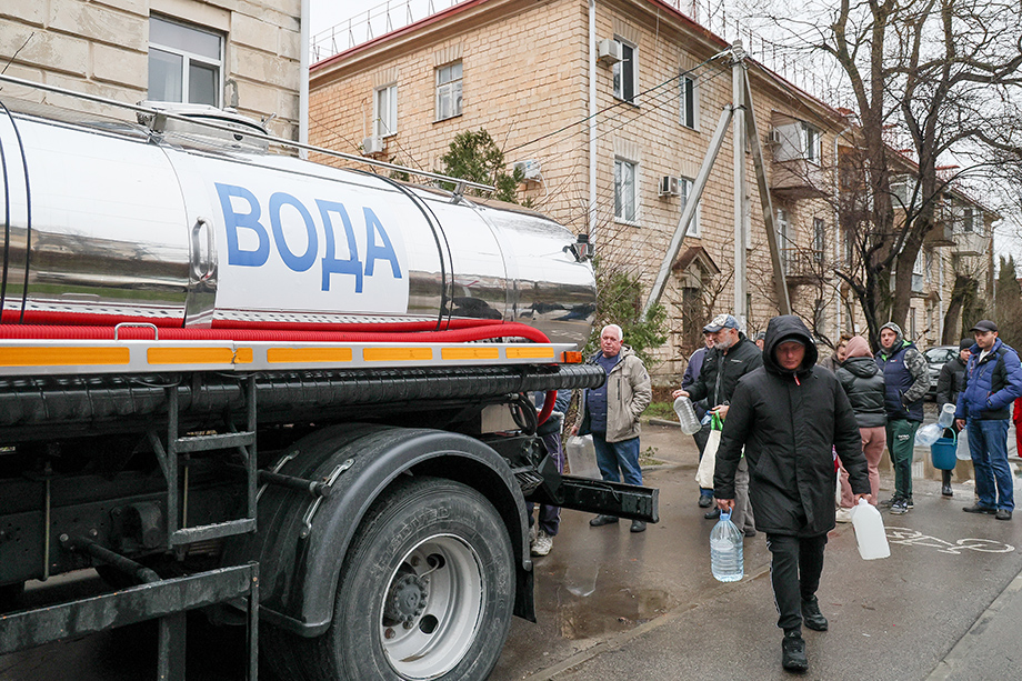 Раздача воды жителям города на улице Горпищенко.