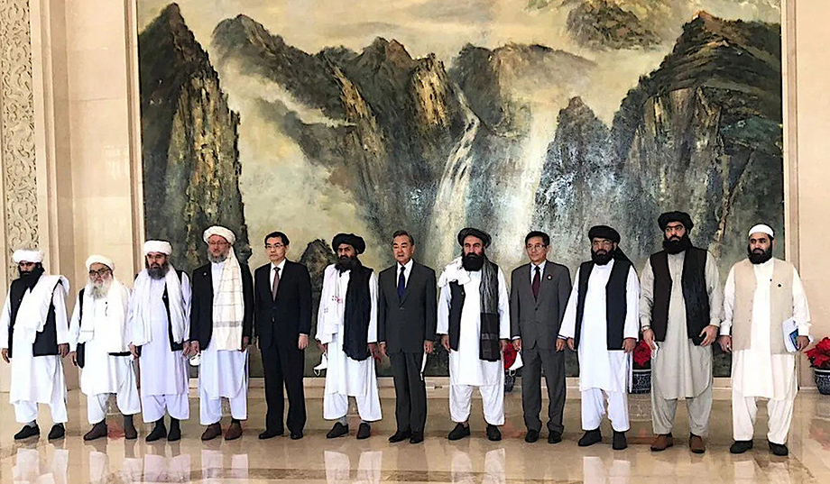Министр иностранных дел Ван И встретился с представителями движения «Талибан»* в Тяньцзине.