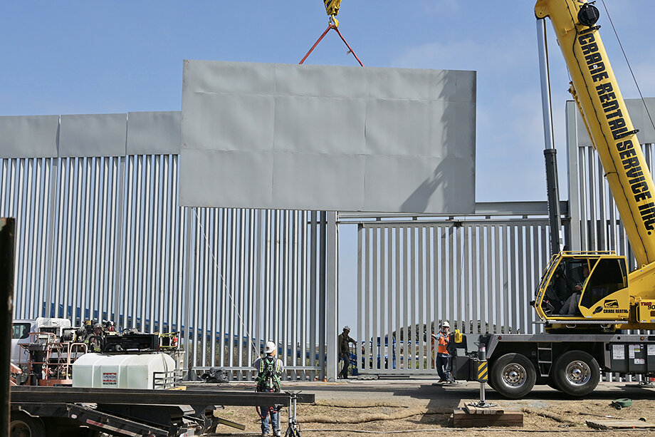 Строительство стены на границе США и Мексики.
